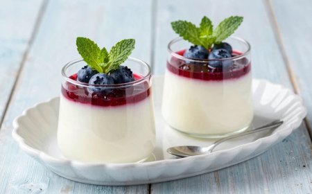 Panna Cotta Là Gì? 5 Điều Bạn Cần Biết Trước Khi Thử Món Dessert Này